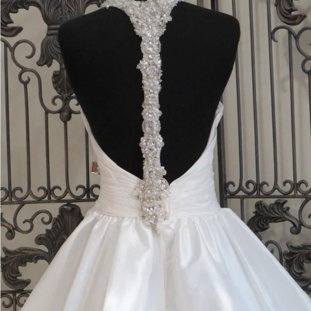 Maggie Sottero Classic White Wedding Gown - Picture 4 of 4